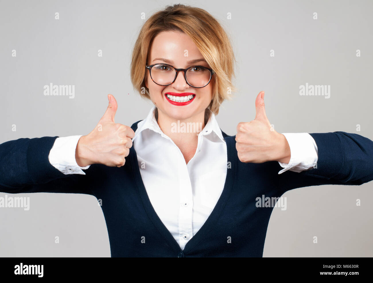 Junge Frau Daumen nach oben zeigt. Wie. Business Frau mit Daumen hoch Stockfoto