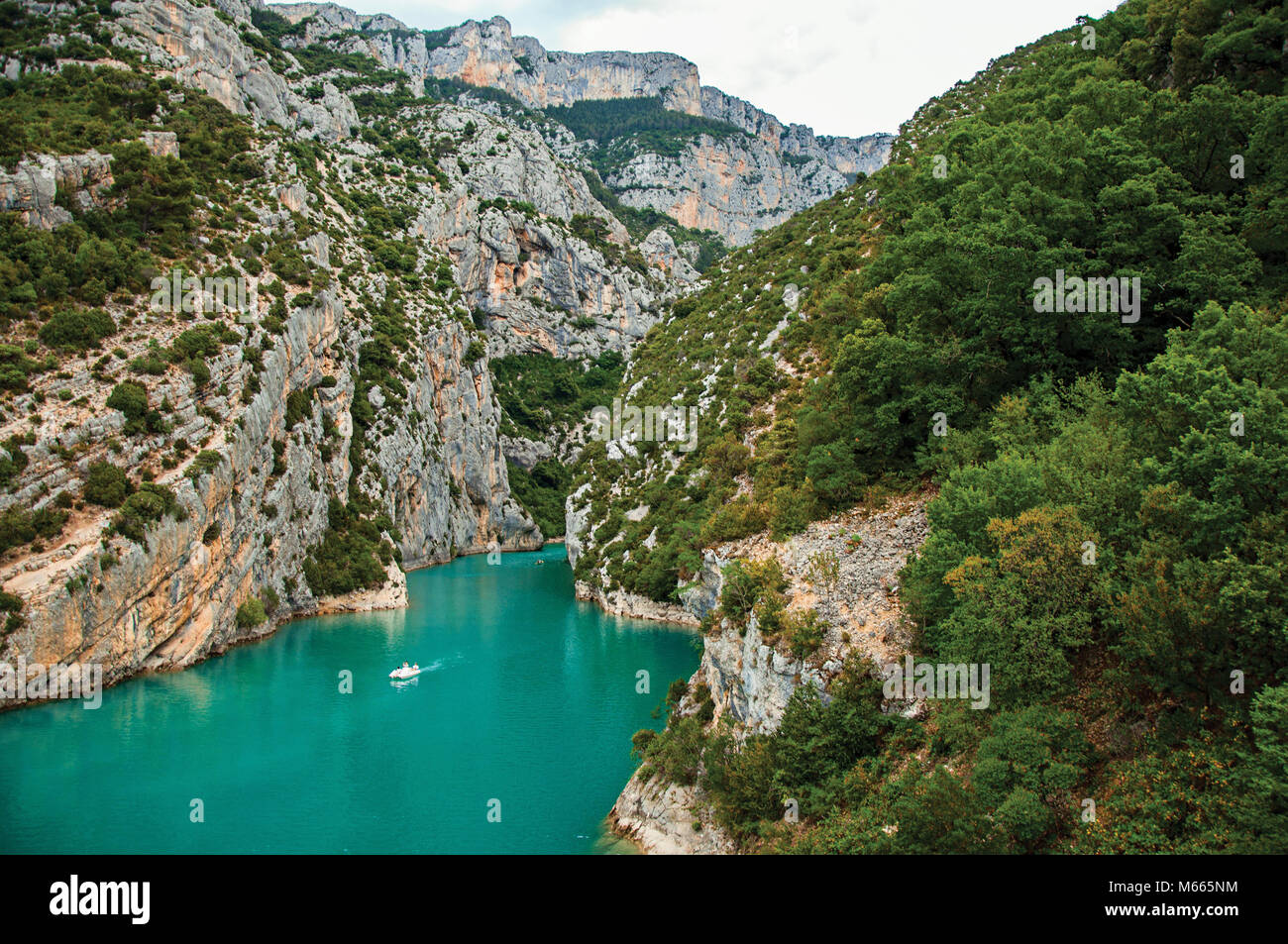 Klippen der Fluss Verdon am Verdon Nationalpark in einem bewölkten Tag. In der Provence, Südfrankreich. Stockfoto