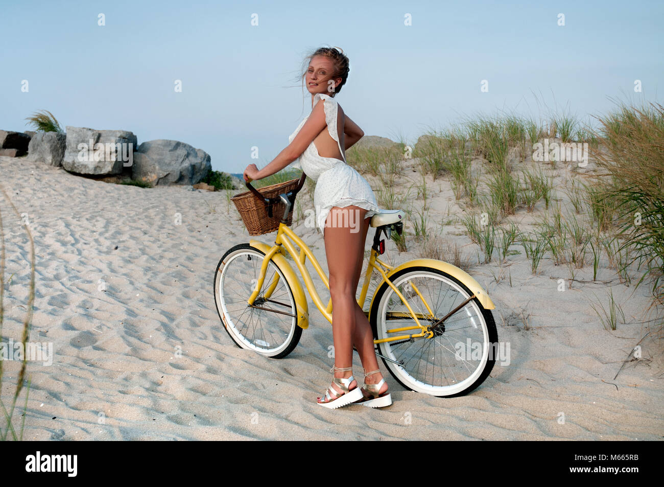 Schöne Frau mit dem Fahrrad auf den Strand Sommer Urlaub Stockfotografie Alamy