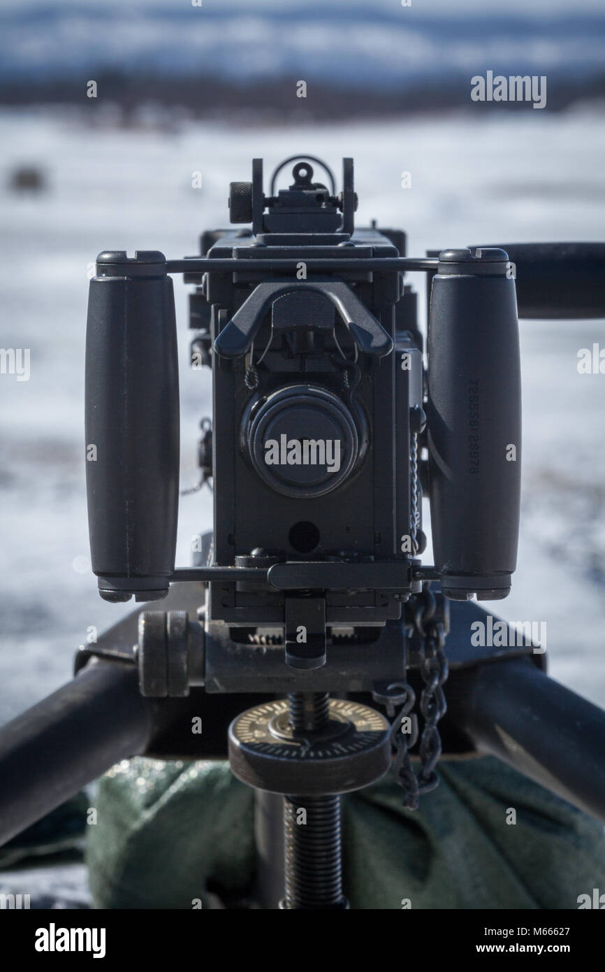 Ein M2 Maschinengewehr sitzt auf der Schusslinie in Betrieb Cold Steel II am Fort McCoy, Wis., Feb 25, 2018. Betrieb Cold Steel ist der US-Armee finden Crew - Serviert Waffen Qualifizierung und Validierung ausüben, um sicherzustellen, dass America's Army Reserve Einheiten und Soldaten ausgebildet sind und bereit, auf kurze bereitstellen - Bekanntmachung als Teil bereit, Kraft X und überall in der Welt bekämpfen - bereit und tödlichen Feuerkraft zur Unterstützung der Armee und unsere gemeinsamen Partner bringen. (U.S. Armee finden Foto von Sgt. Robert Farrell // 86th Abteilung Weiterbildung) Stockfoto