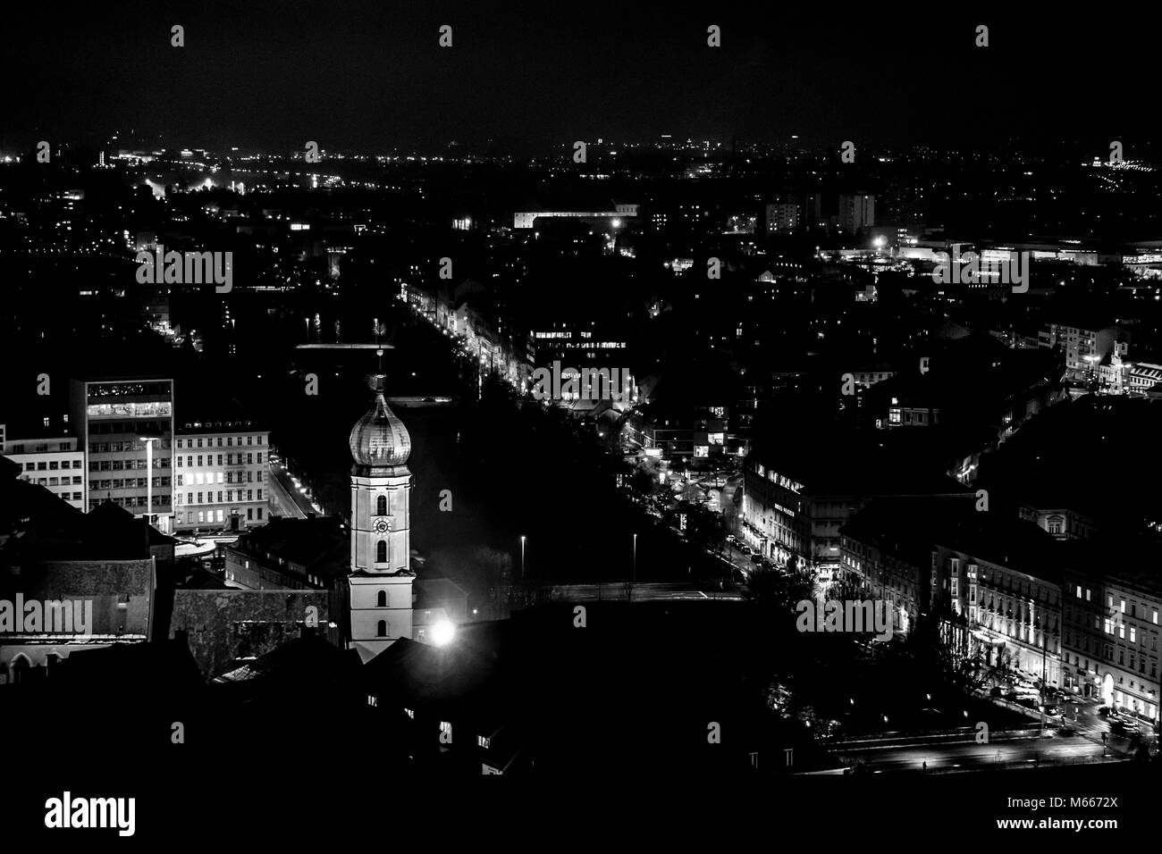 Graz, Österreich - 08.02.2018: Schwarz und Weiß Panorama über die Stadt Graz bei Nacht Stockfoto