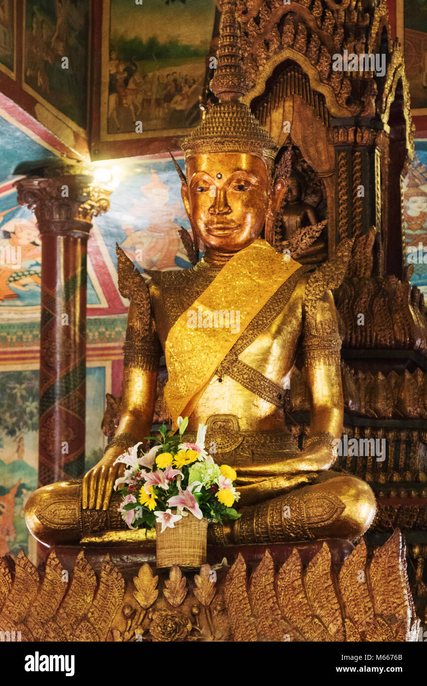Gold Buddha Statue, buddhistischen Schrein im Tempel Wat Phnom, Phnom Penh, Kambodscha Asien Stockfoto