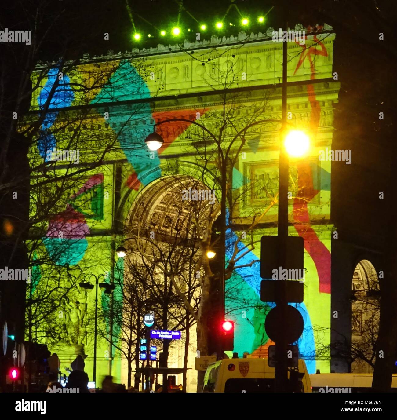Arc de Triomphe alle Leuchten für Silvester. Feiern rund um die Welt. Avenue des Champs-Elysées in Paris, Frankreich. Stockfoto