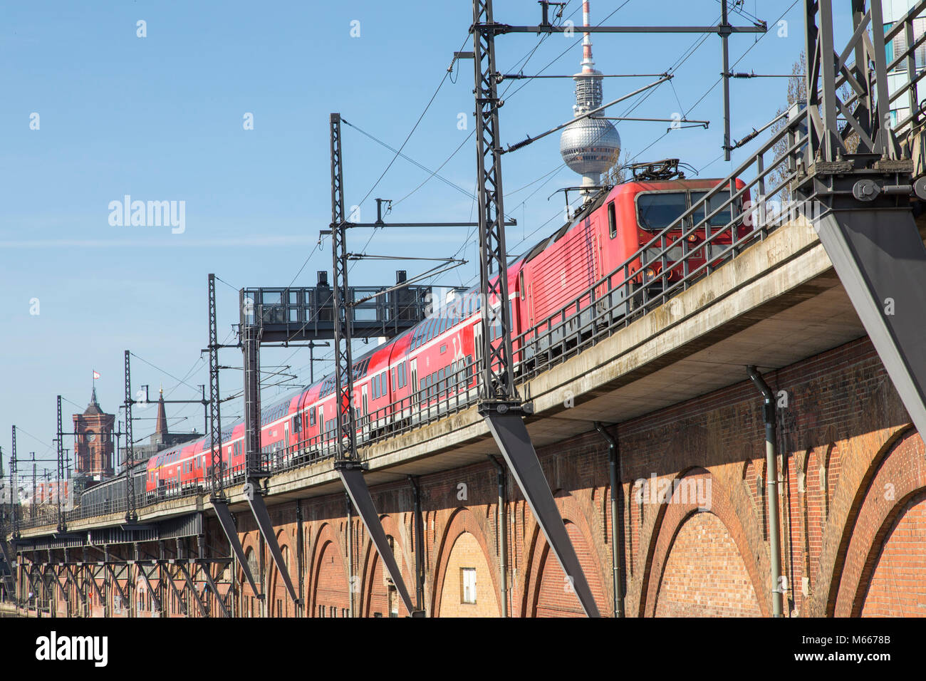 Berlin, S-Bahn, am Ufer der Spree, den Fernsehturm, Deutschland, Stockfoto
