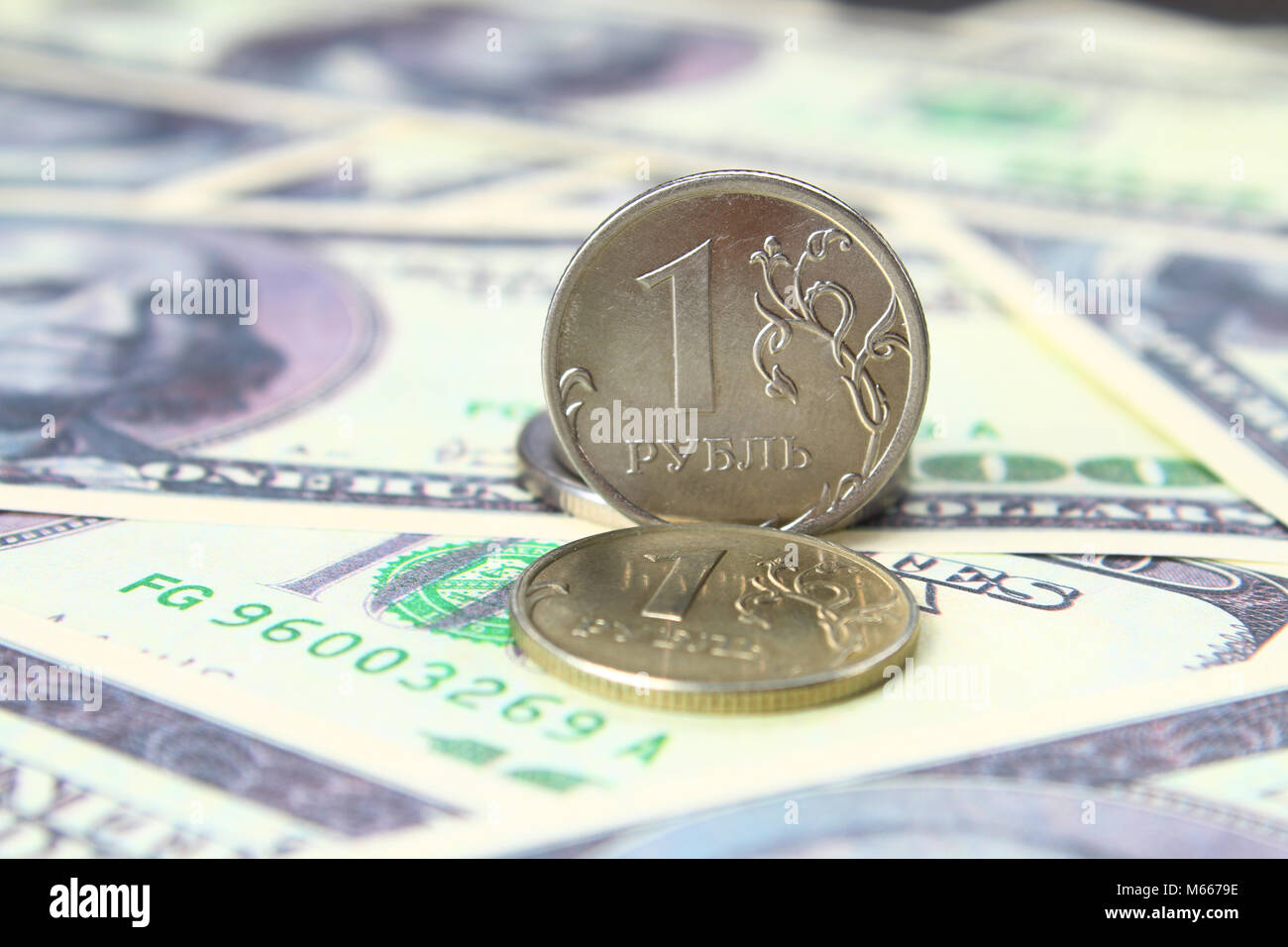 ein Rubel vor dem Hintergrund Hintergrund der US-Dollar-Münze Stockfoto