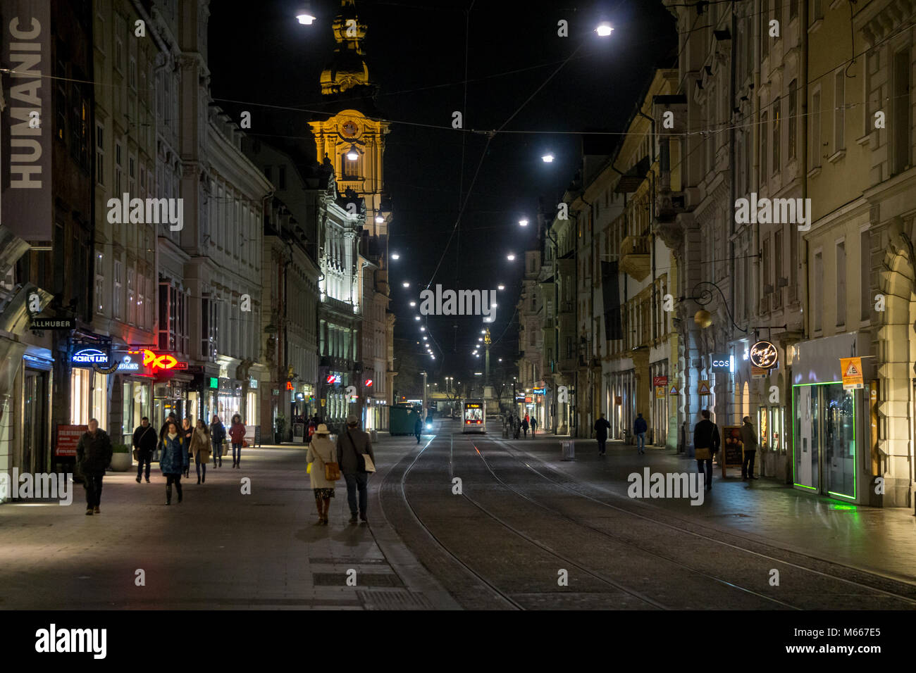 Graz, Österreich - 08.02.2018: Die herrengasse in der Nacht mit Menschen genießen Sie einen gemütlichen Spaziergang Stockfoto