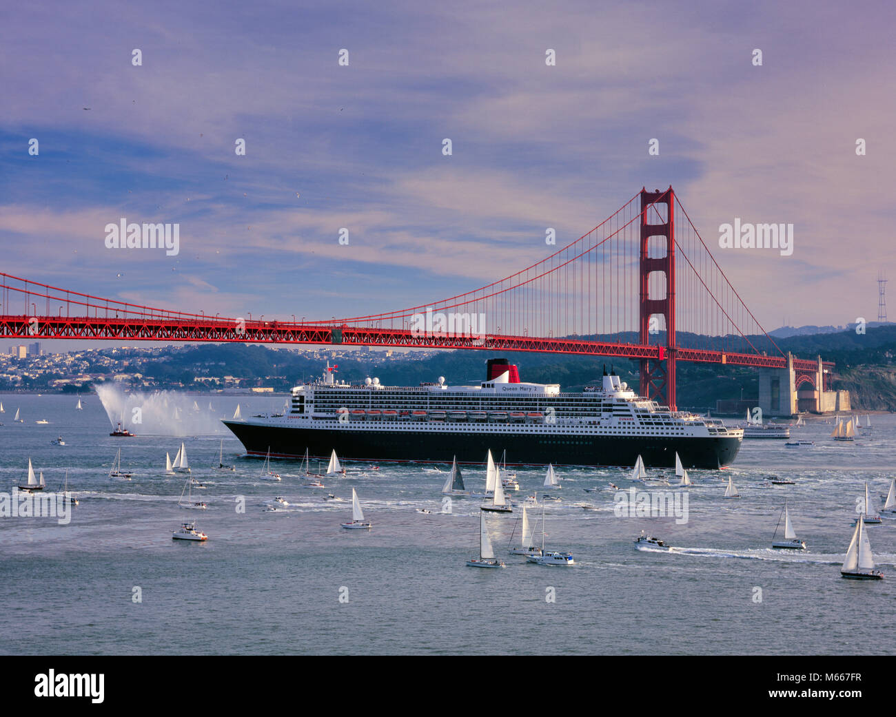 Queen Mary 2, die Golden Gate Bridge, San Francisco, Kalifornien Stockfoto