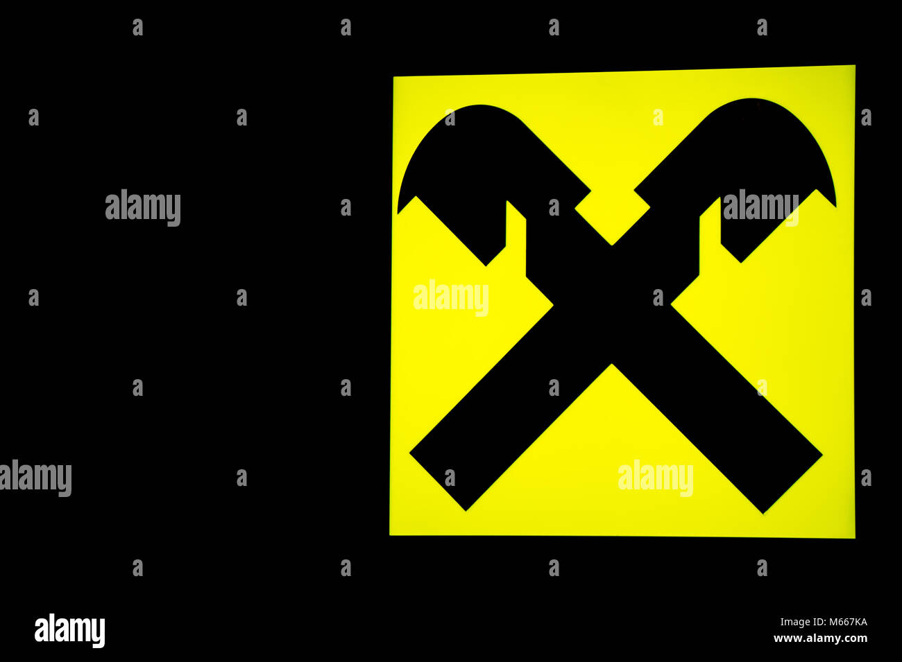 Graz, Österreich - 08.02.2018: Raiffeisen Bank Logo bei Nacht Stockfoto