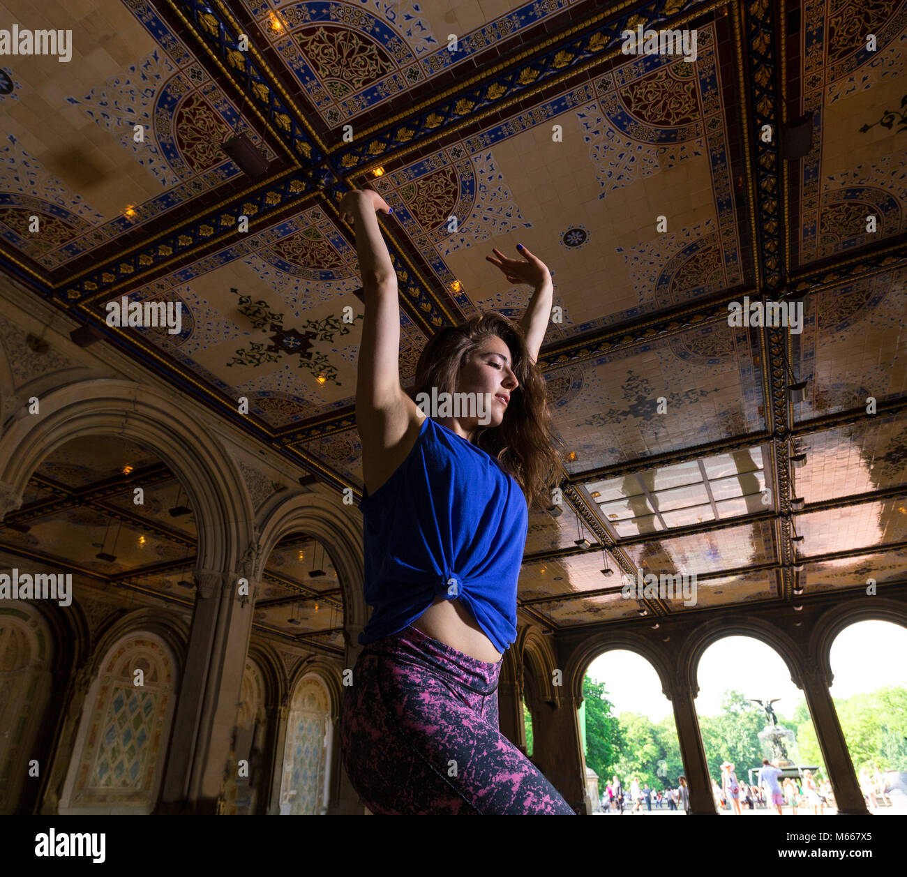 Junge kaukasier brünette Frau übernimmt die Hip Hop Dance tragen Freizeitkleidung unter dem Minton Fliesen im Bethesda Arcade Stockfoto