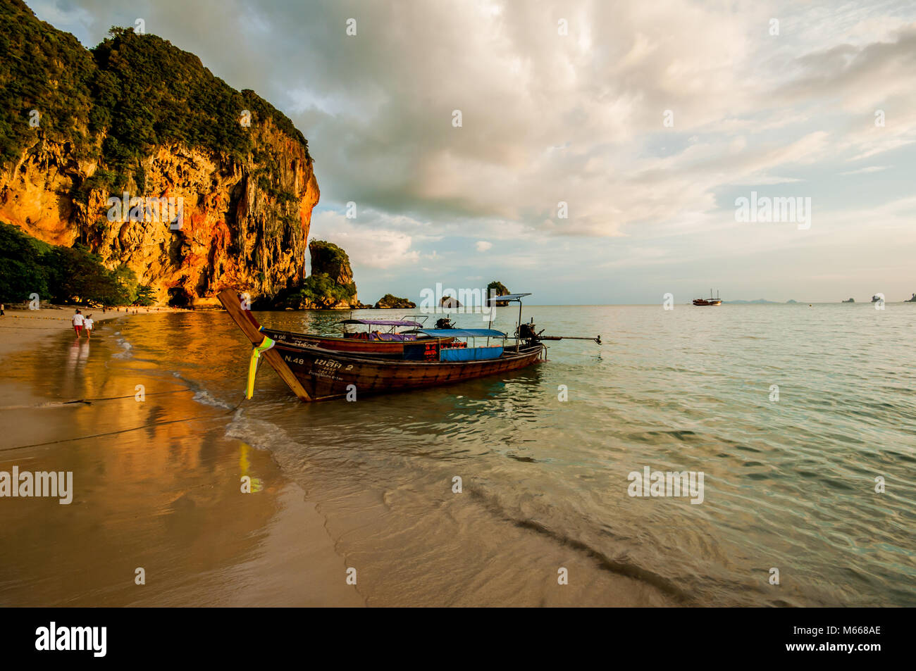 Sonnenuntergang an der Ao Phra Nang Bucht, Railay Beach, Tonsay Beach, Provinz Krabi, Thailand, Südostasien, Stockfoto