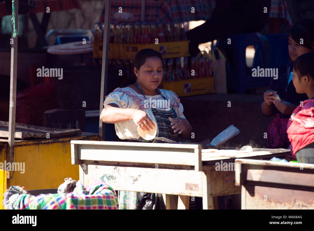 Eine einheimische, ethnischen K'iche' Maya Frau macht Tortillas zum Verkauf auf dem Markt. Santa Cruz del Quiché, Guatemala. Stockfoto