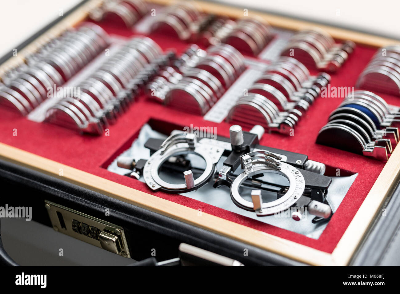 Optiker trial Rahmen. Box mit verschiedenen Objektiven und Rahmen für Auge Test. Vision diagniostic in der ophthalmologischen Klinik. Stockfoto