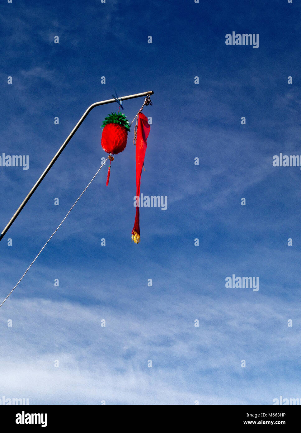 Rote Laterne und einen neu Drapieren, die böller in Kuching, Sarawak, Malaysia bei chinesischen Neue Jahr vor blauem Himmel statt. Stockfoto