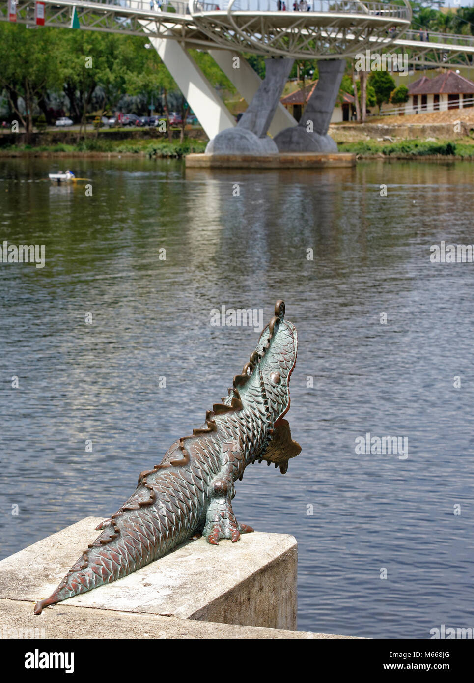 Entwässerung Tülle wie ein Krokodil, vor denen die neue Darul Hana Brücke in Kuching, Sarawak, Malaysia geformt Stockfoto