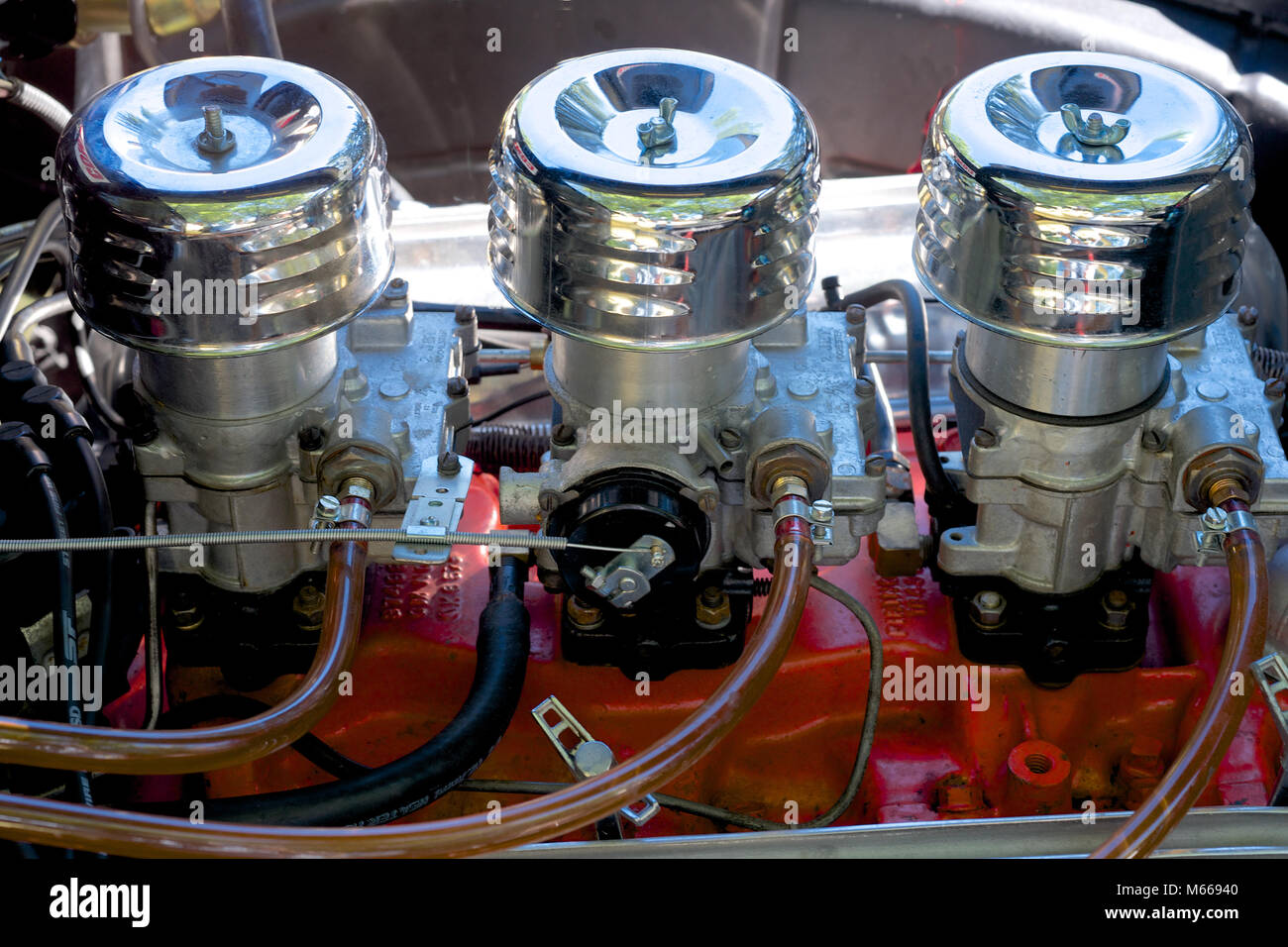 Triple downdraft carburretors in einem historischen Hot-Rod installiert Stockfoto