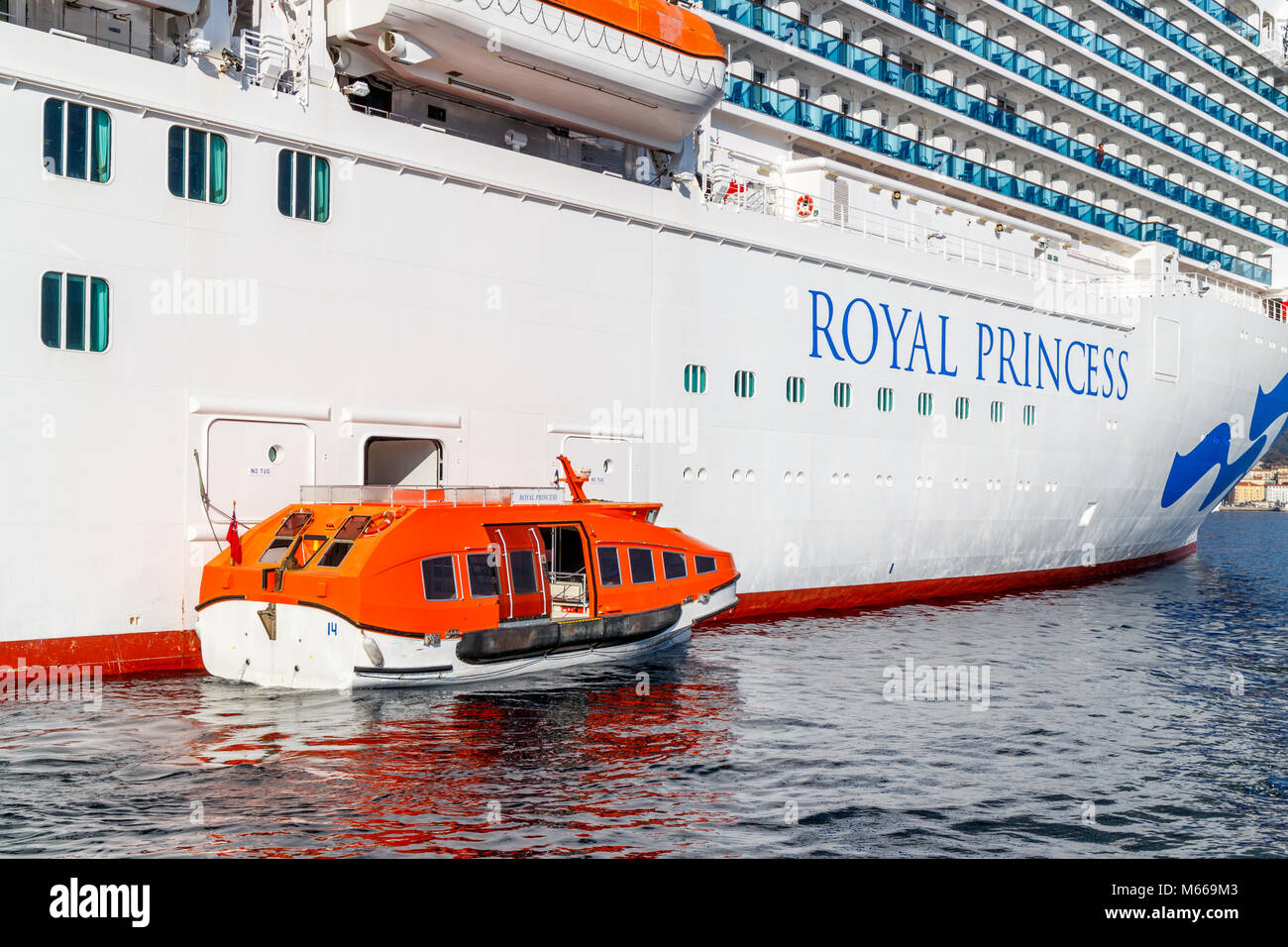 Ausschreibung neben der Royal Princess Kreuzfahrtschiff, Ajaccia Hafen, Korsika, Frankreich Stockfoto