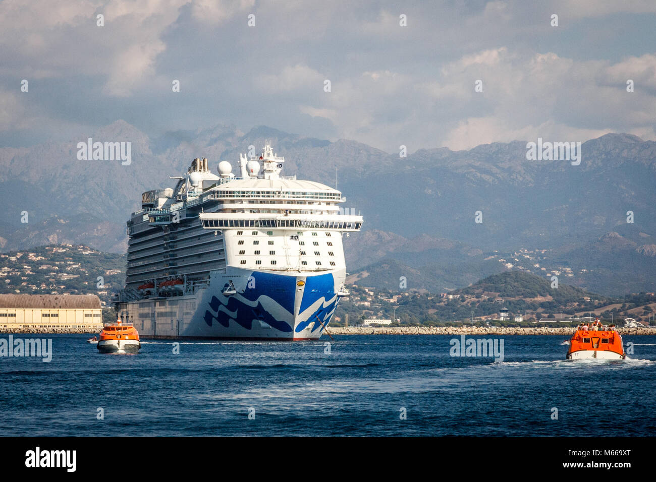 Ausschreibungen und vom Kreuzfahrtschiff Royal Princess im Hafen, Ajaccio, Korsika, Frankreich Stockfoto