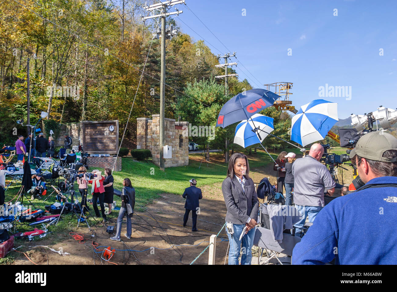 West Virginia, Appalachia Appalachia, Alderson, Bundesgefängnis für Frauen, Camp Cupcake, ländlich, Land, Land, Eingang, Front, Medienberichterstattung, Reporter, A Stockfoto