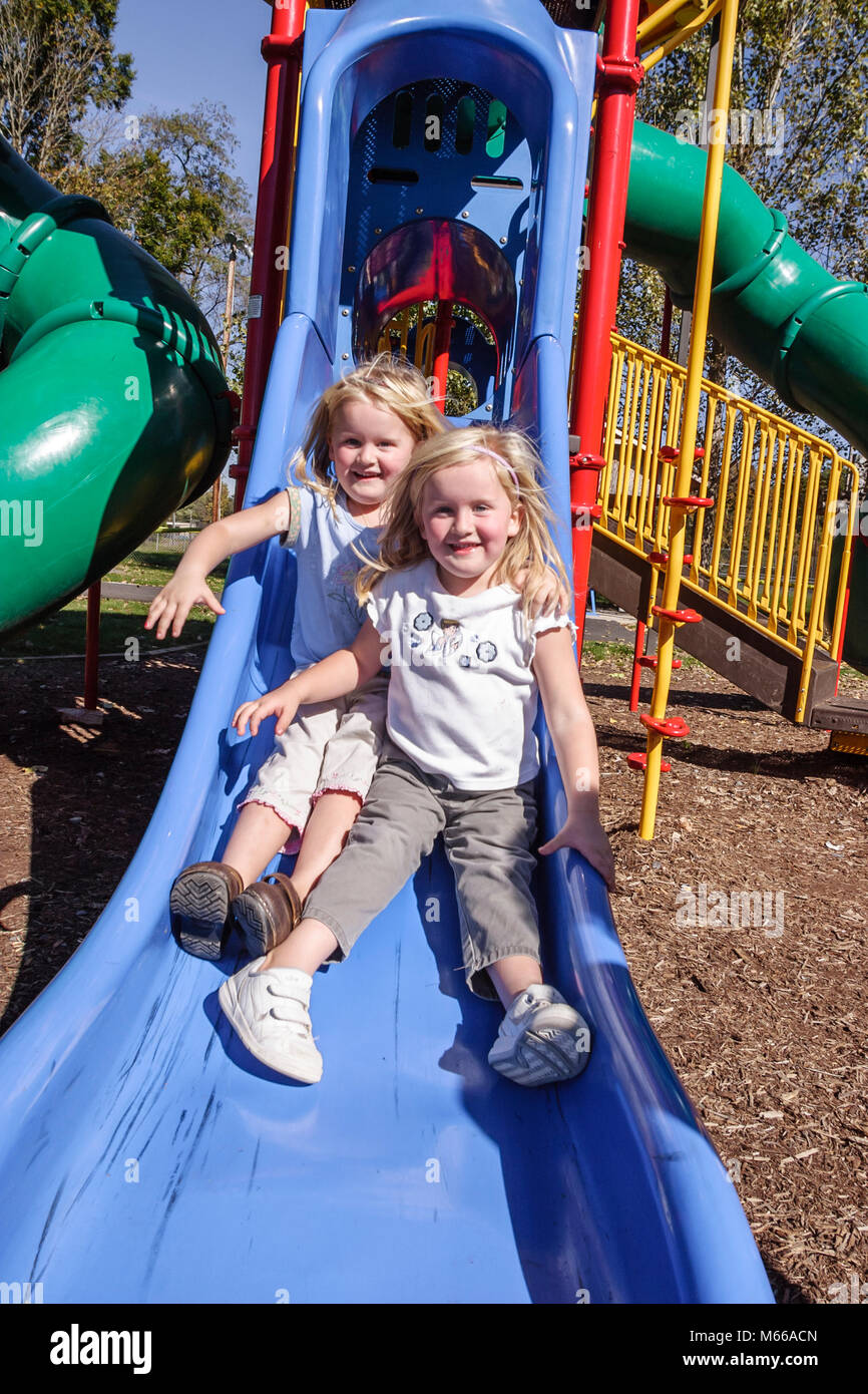 West Virginia, Appalachia Greenbrier County, Ronceverte, Spielplatz, Kind, Kinder, Abenteuer, Mädchen, Zwillinge, Rutsche, WV0410080023 Stockfoto