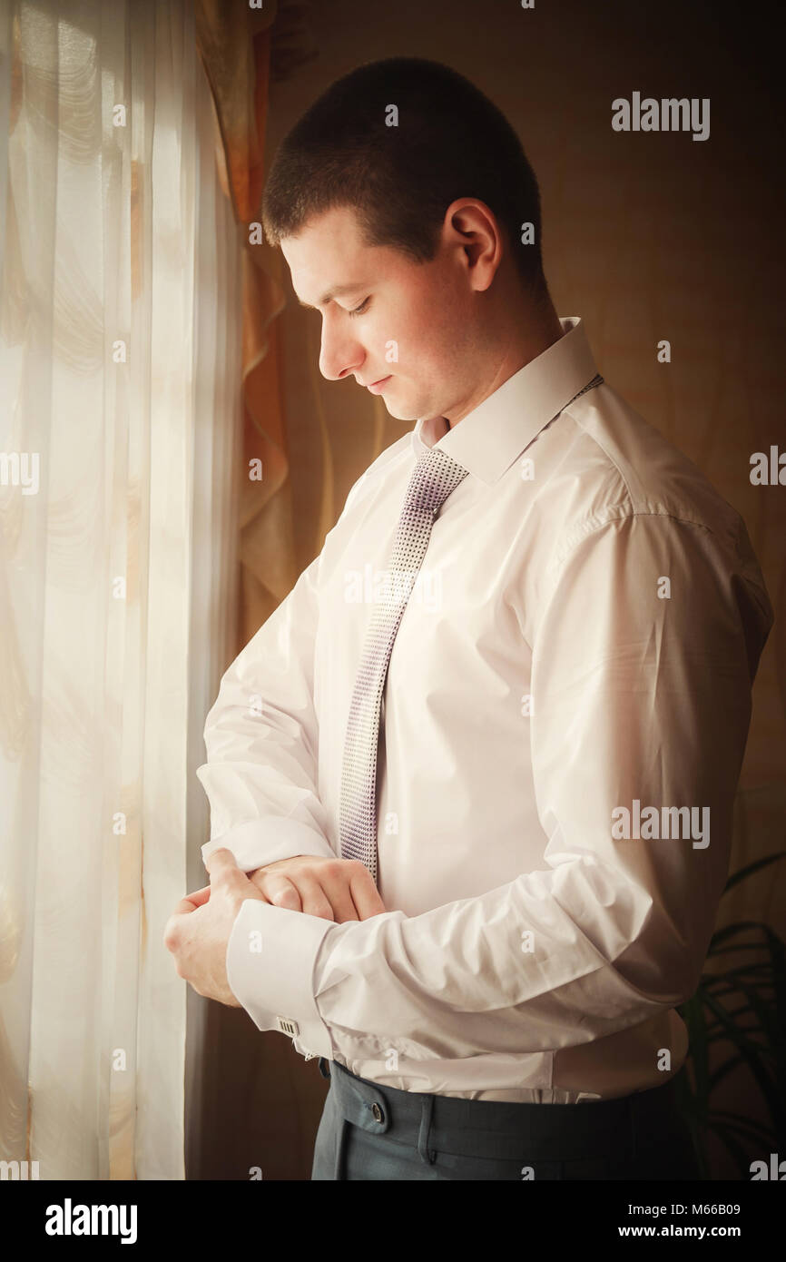 Bräutigam auf Manschettenknöpfe, wie er in der formalen Verschleiß schließen sich verkleidet erhält Stockfoto