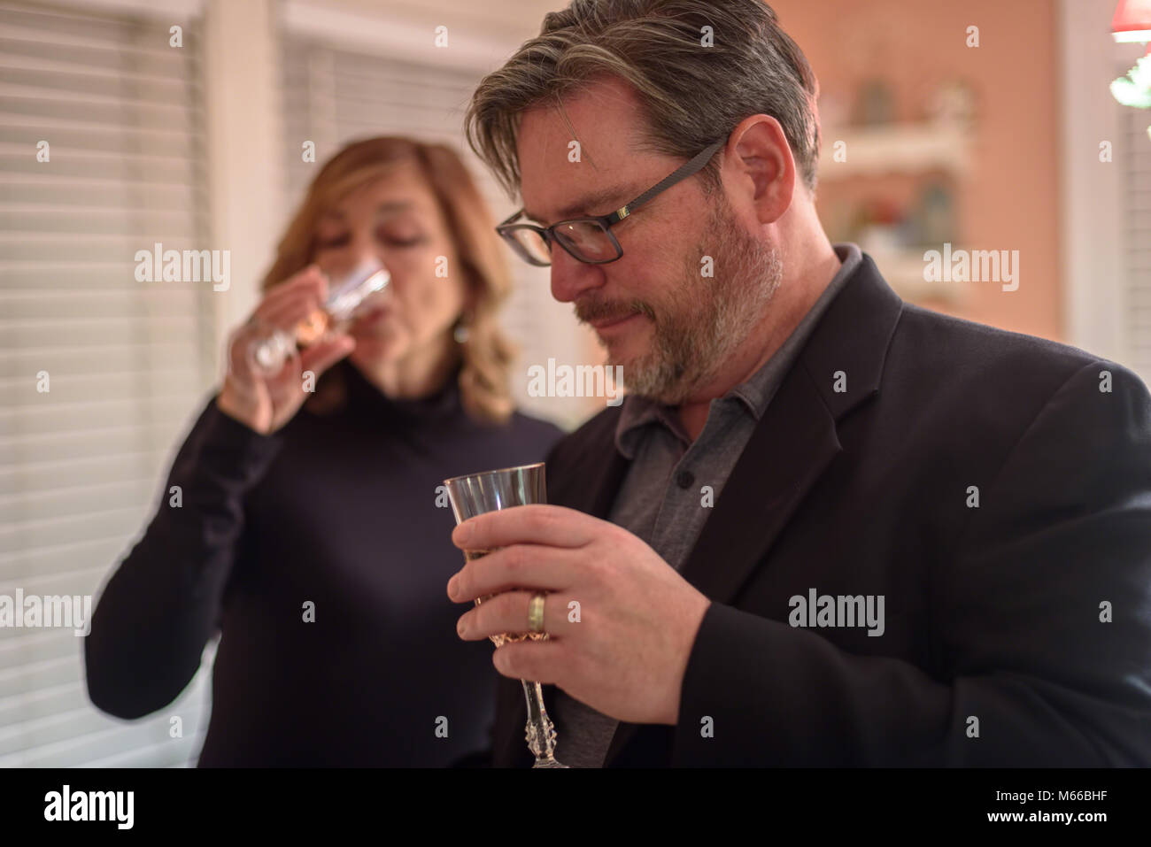 Ehepaar in einem Glas Champagner zu Hause, bevor Sie sich für den Hochzeitstag zu feiern Stockfoto