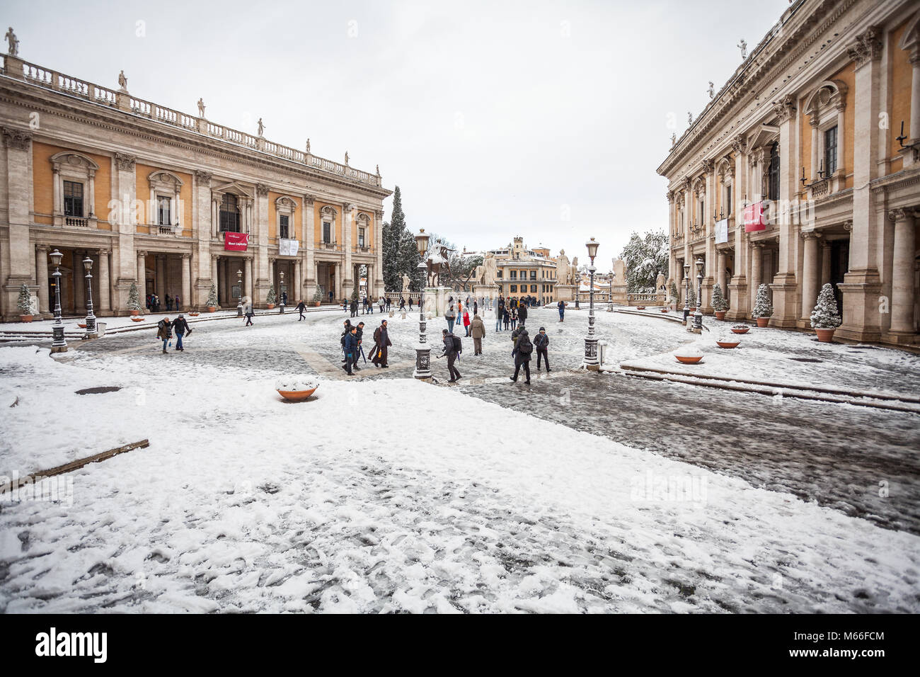 Ein schöner Tag von Schnee in Rom, Italien, 26. Februar 2018: einen schönen Blick auf das Kolosseum unter dem Schnee Stockfoto
