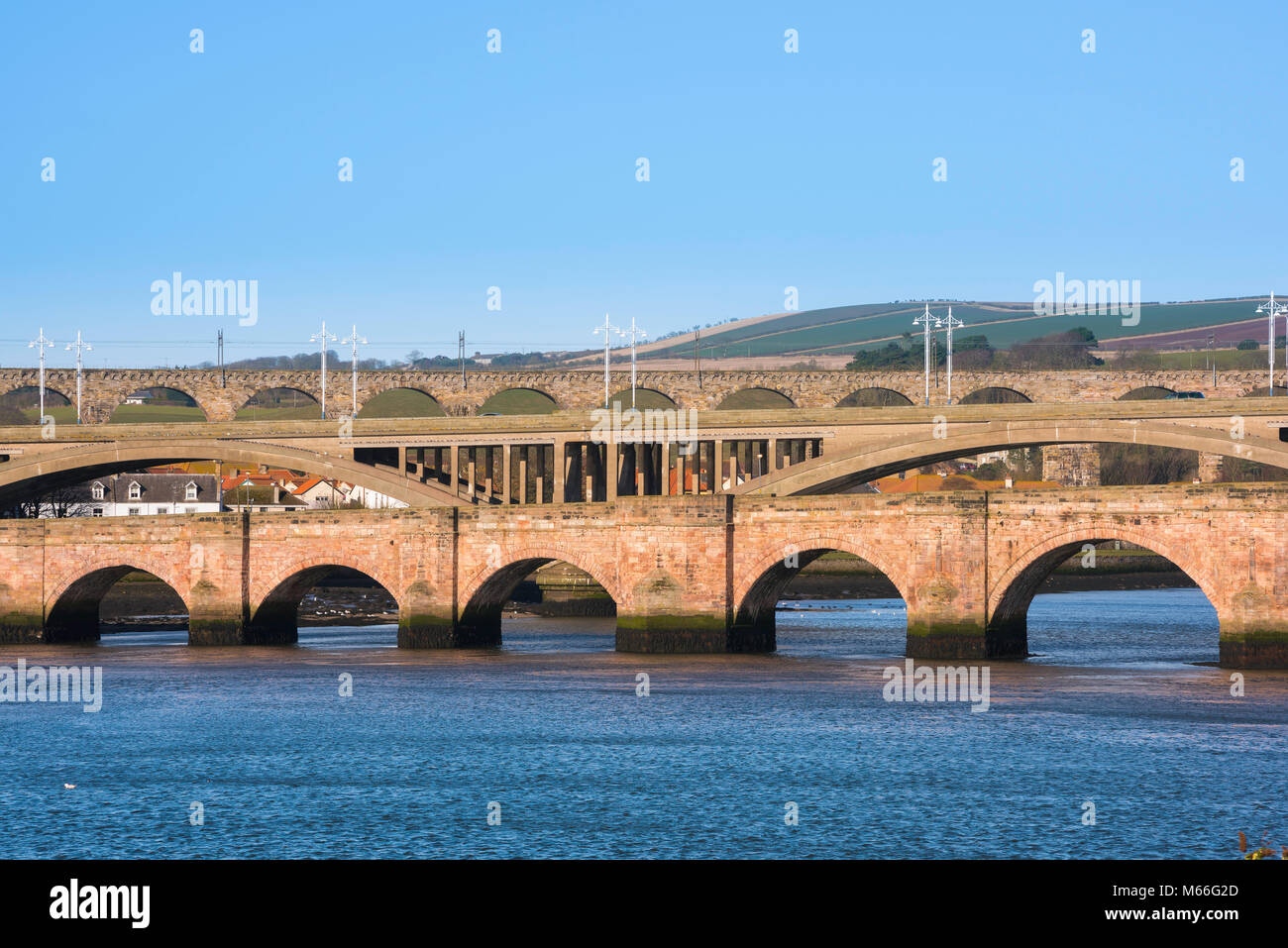 Berwick upon Tweed Brücken, Blick auf drei Brücken über den Tweed in Berwick upon Tweed: Alte Brücke, Royal Tweed Bridge, die Royal Border Bridge, England. Stockfoto