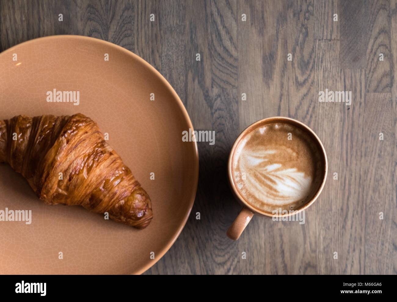 Cappuccino Kaffee mit einem Croissant Stockfoto