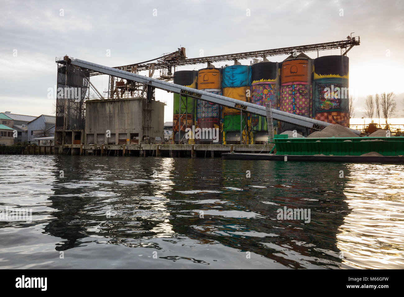 Downtown Vancouver, British Columbia, Kanada - 28. Januar 2017 - Riesen Wandbilder Industriestandort in False Creek während einer lebhaften winter Sonnenuntergang. Stockfoto