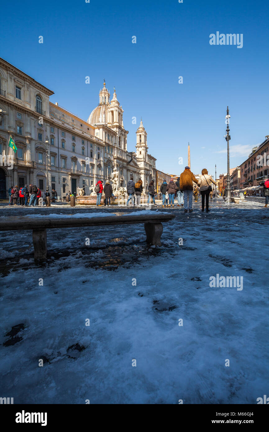 Ein schöner Tag von Schnee in Rom, Italien, 26. Februar 2018: eine wunderschöne Aussicht auf dem Navona Platz unter dem Schnee Stockfoto