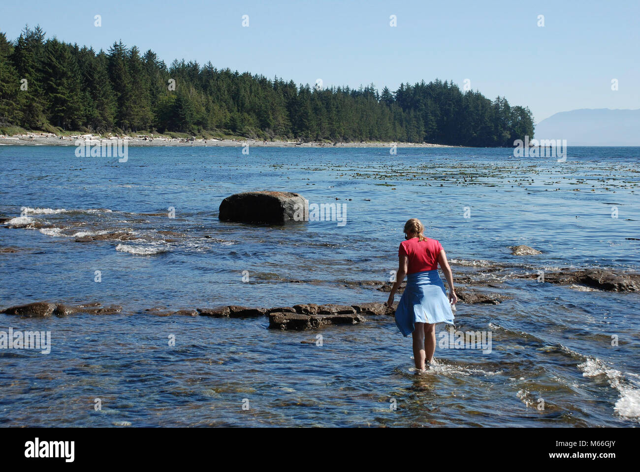 Frau, die durch Gezeitenbecken geht, Sooke, British Columbia, Kanada Stockfoto