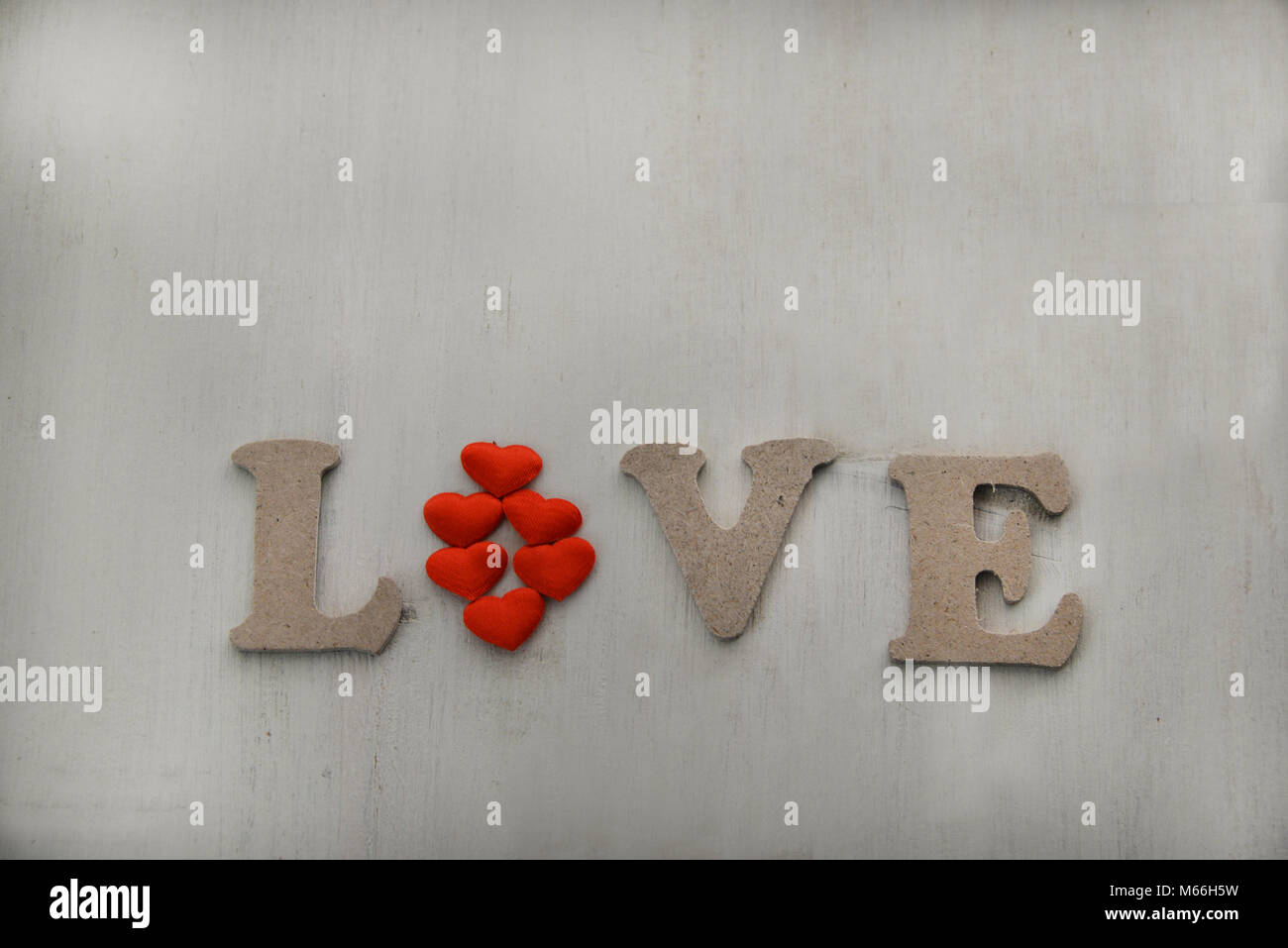 Wort Liebe mit Großbuchstaben und Herzen geschrieben Stockfoto