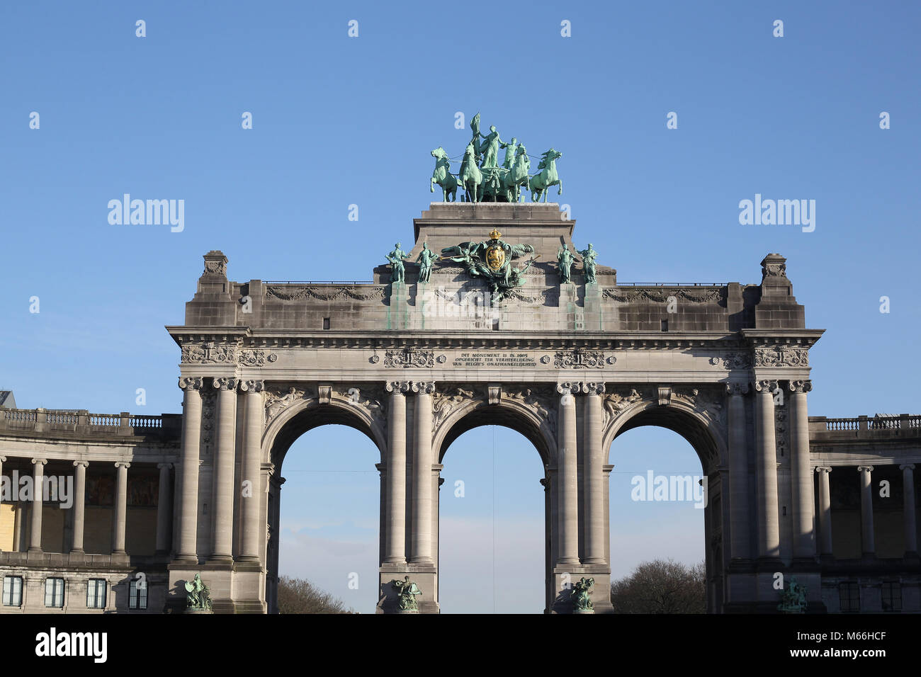 Triumphbogen in Cinquantenaire Park, Brüssel, Belgien, zum Gedenken an den 50. Jahrestag der Belgischen Unabhängigkeit. Stockfoto