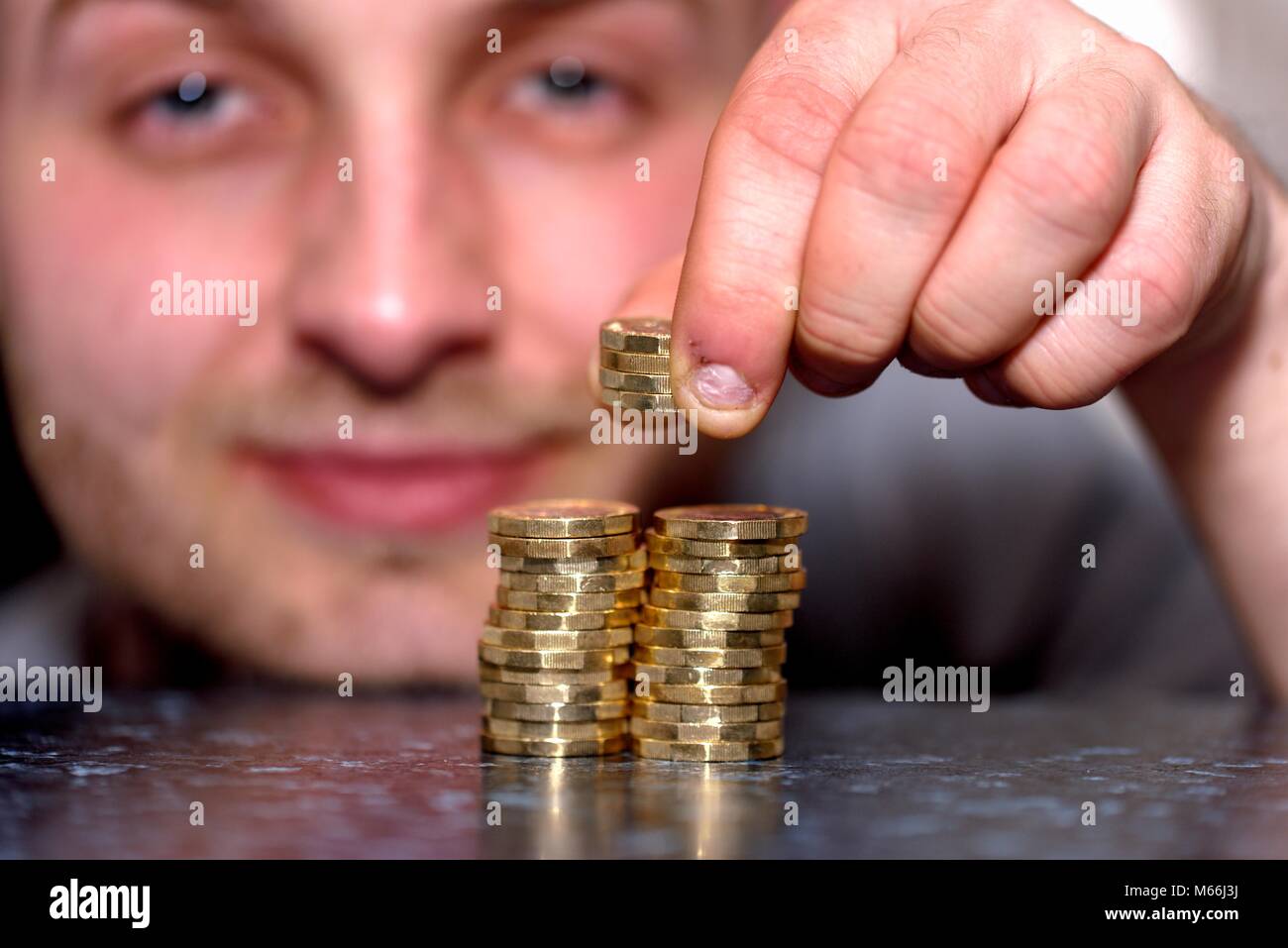 Pound Münzen Geld sparen Sparen Konzept Stockfoto