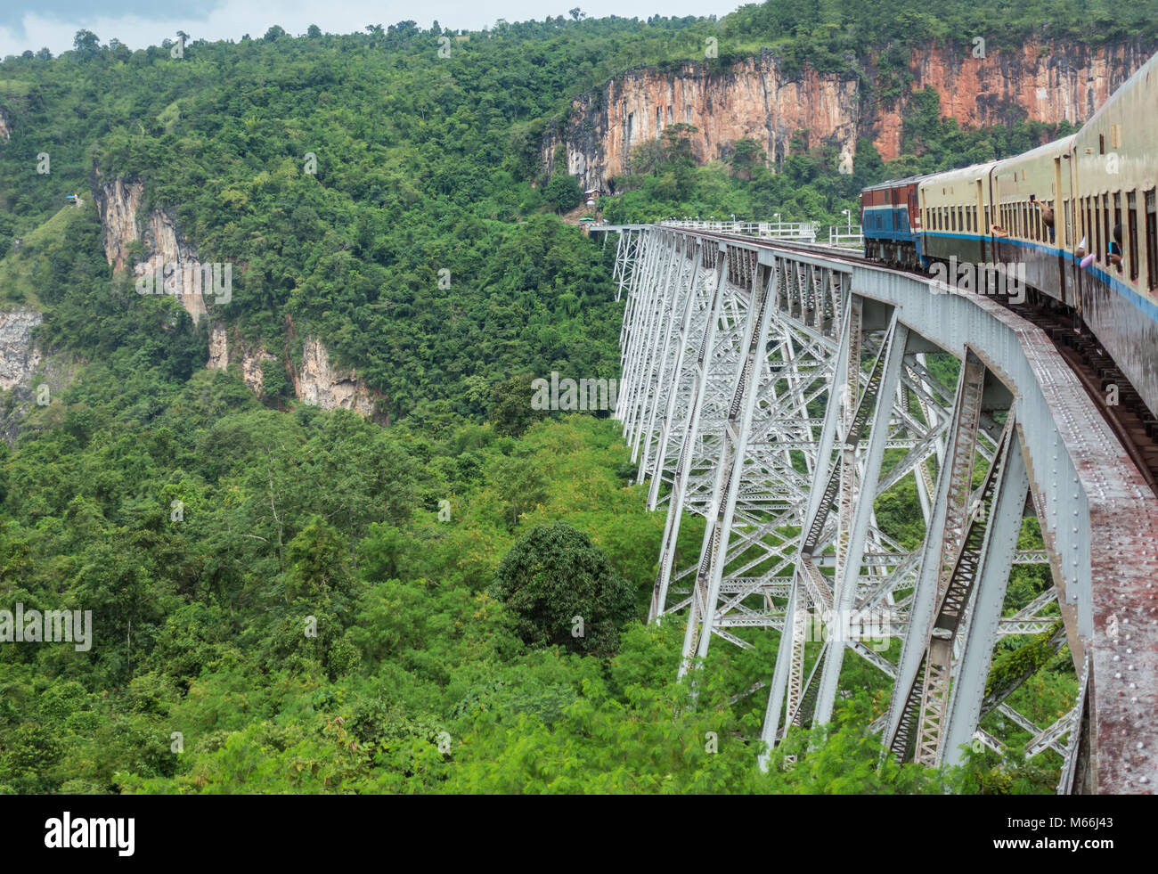 Zug passiert den berühmten Viadukt Goteik zwischen Pyin Oo Lwin und Hsipaw in Myanmar Stockfoto