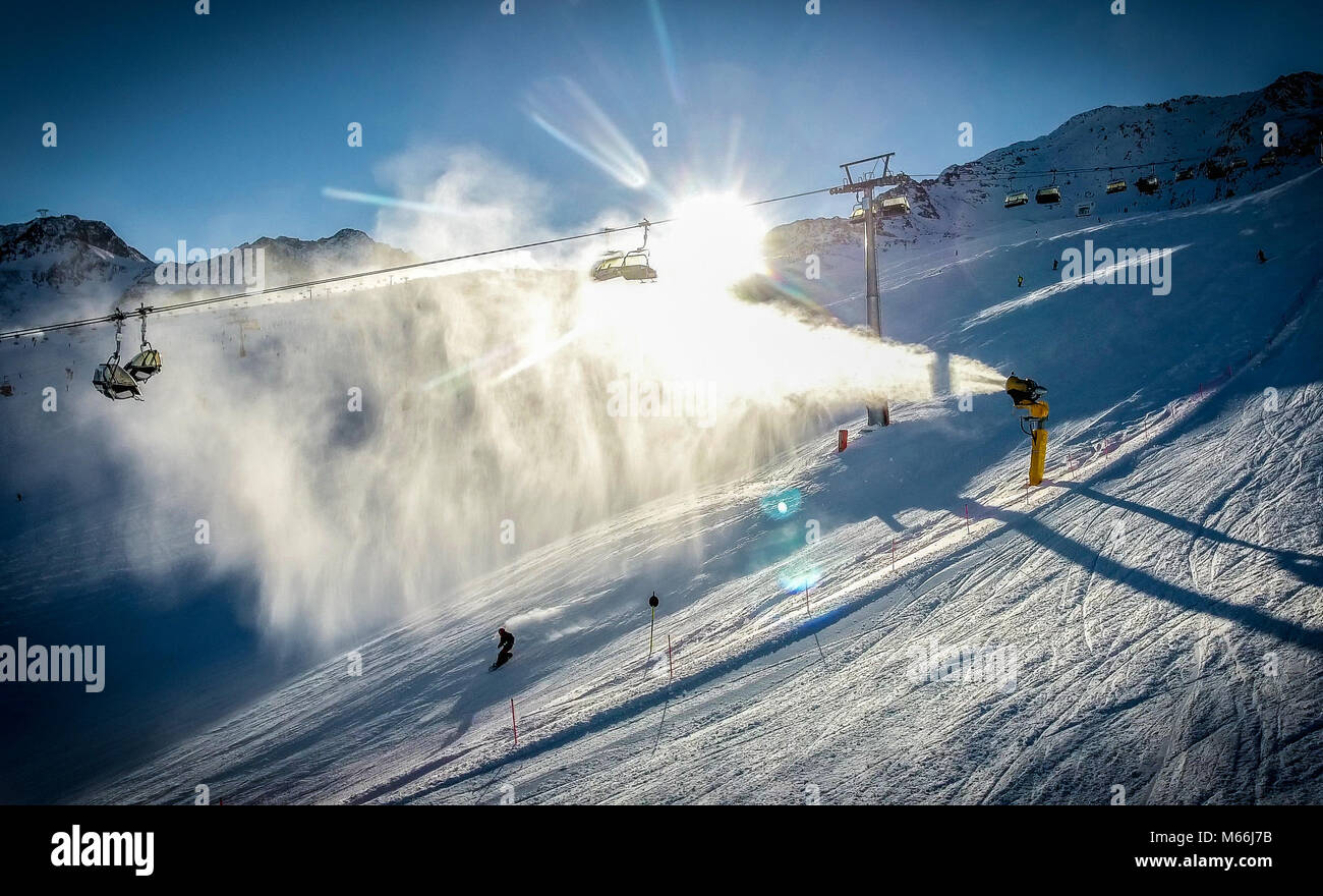 Skifahren bei Sonnenuntergang in Alpine Ski Resort. Künstlerische HDR-Bild. Stockfoto