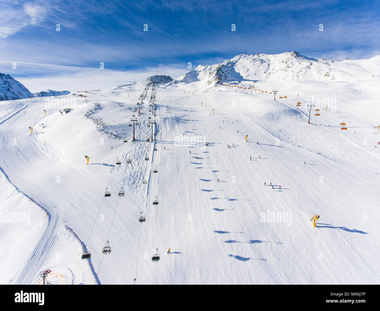 Ski in den Alpen mit Skilift und Menschen Skifahren auf der Piste. Luftaufnahme Stockfoto