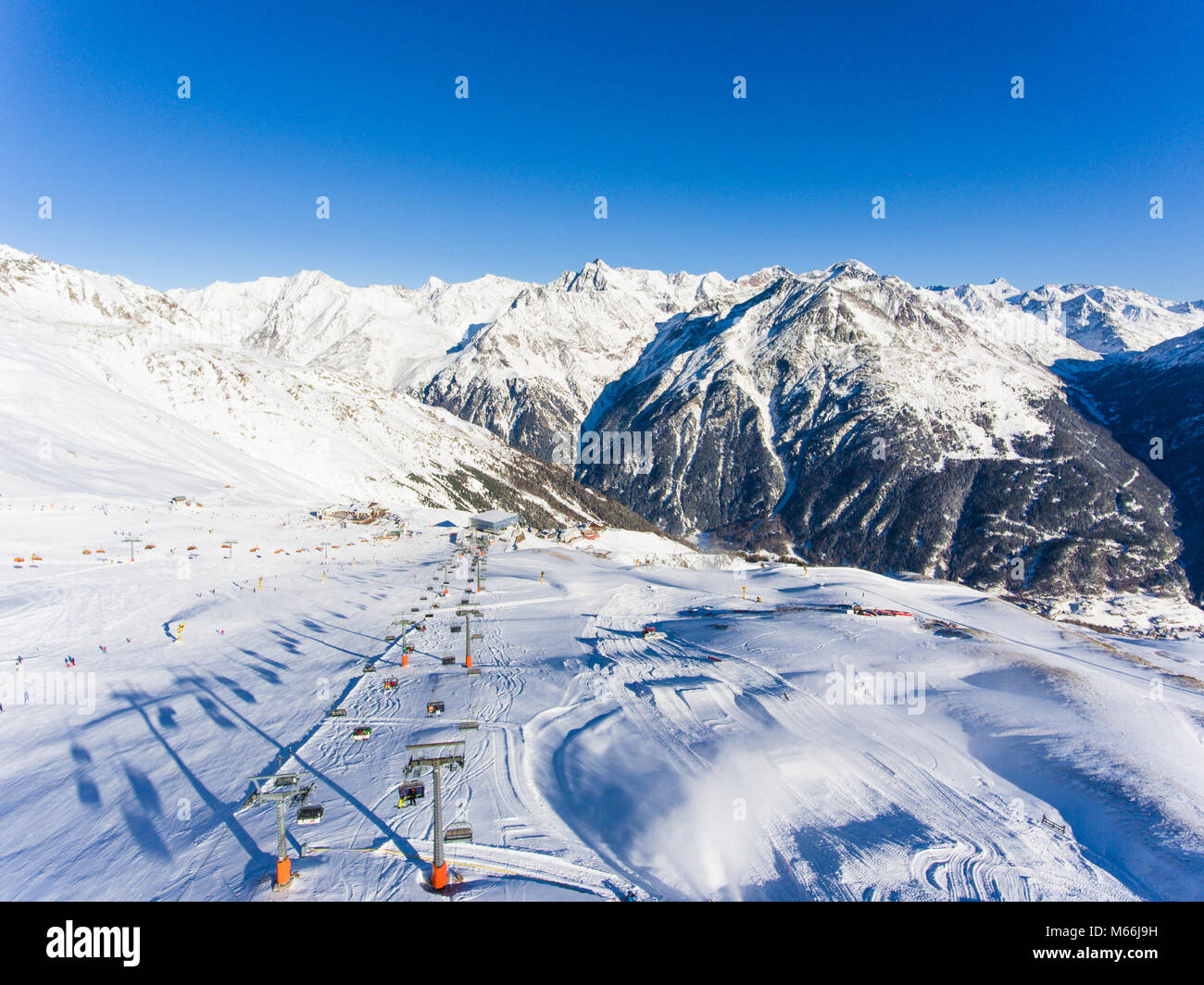 Panorama über Skipiste in den österreichischen Alpen Sölden (Sölden) Stockfoto