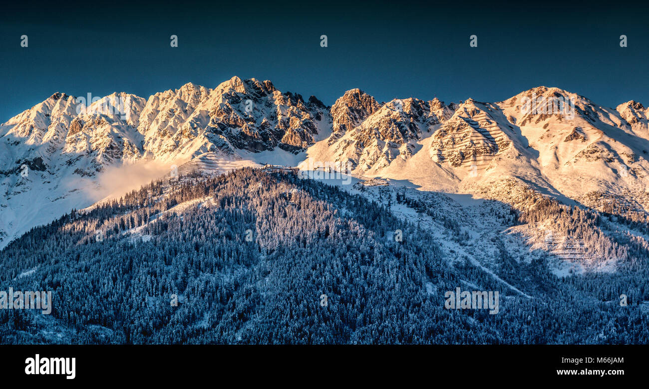 Innsbruck Skigebiet Panorama bei Sonnenuntergang im Winter, Tirol, Österreich Stockfoto
