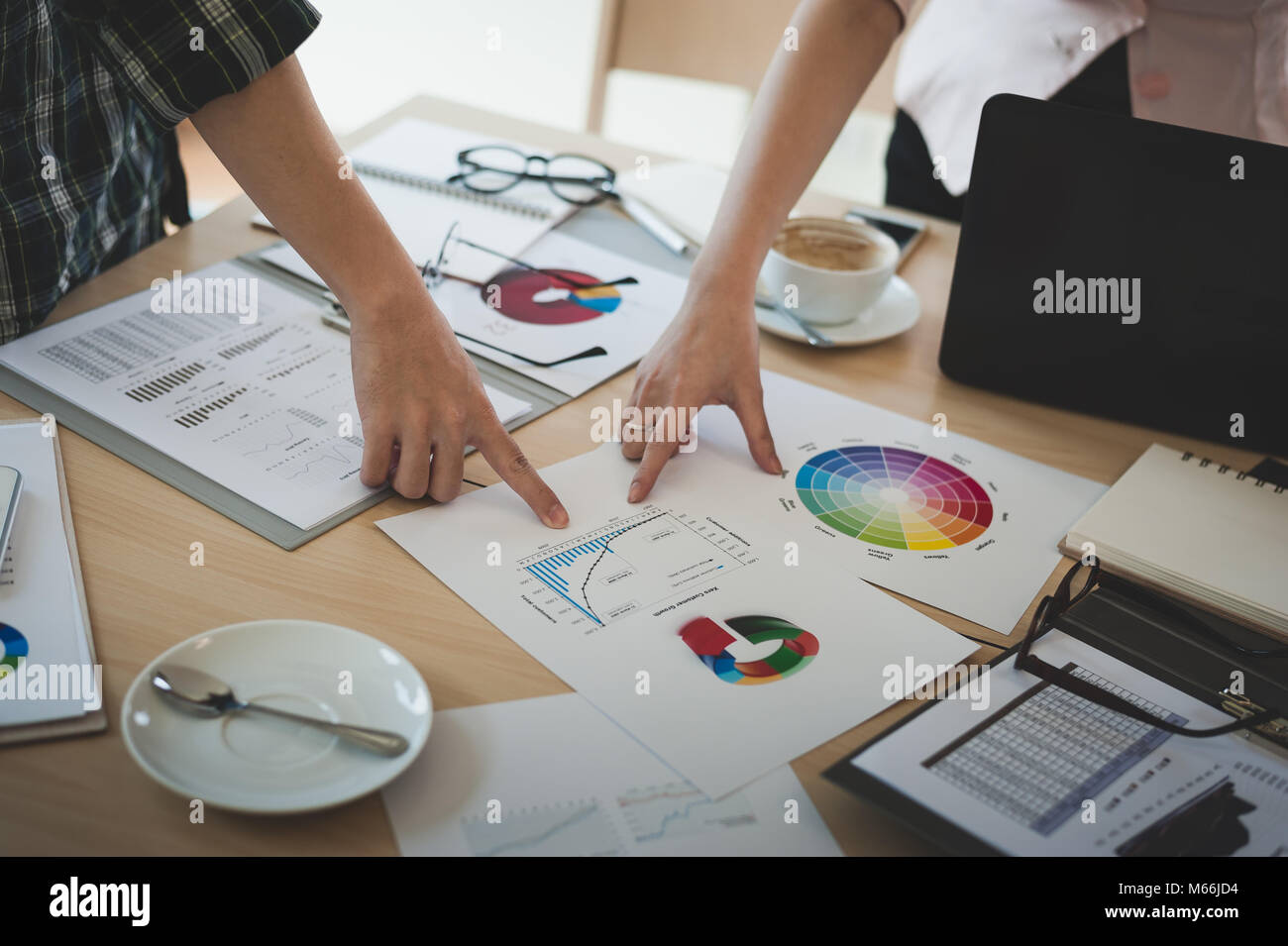 Geschäftsleute, die Hand am Bericht Papier verweist auf den Tisch, um Daten zu analysieren. Business Startup Brainstorming und Teamarbeit Konzept Stockfoto