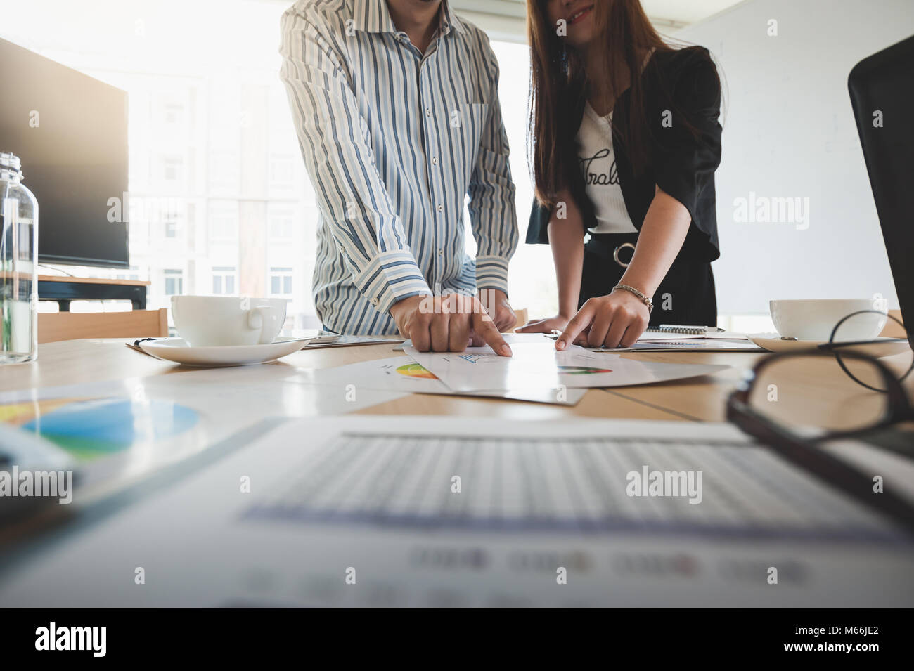 Geschäftsfrauen und freier Mitarbeiter bei Data Bericht Papier poiting auf Tisch im Konferenzraum. Startup Unternehmen Teamwork. Die Zusammenarbeit zwischen Unternehmen und o Stockfoto