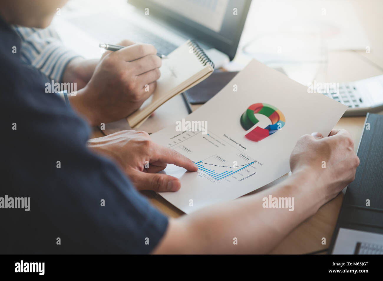 Geschäftsmann hand Bericht Dokument in Office Tagungsraum mit Geschäft Diskussion und Brainstorming Atmosphäre in verschwommenen Hintergrund. Stockfoto