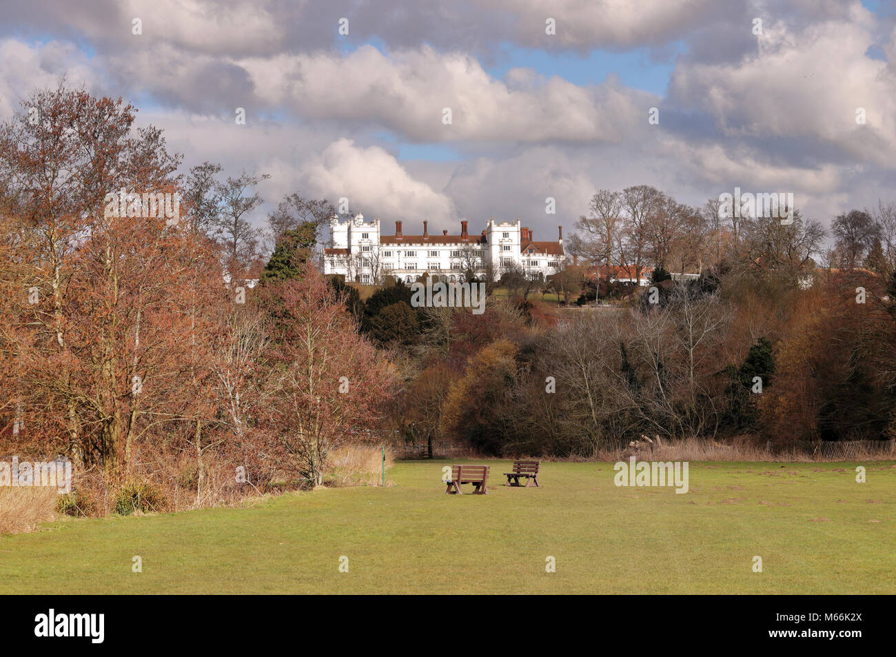 Blick vom Ufer der Themse in England mit Danesfield House im Hintergrund Stockfoto