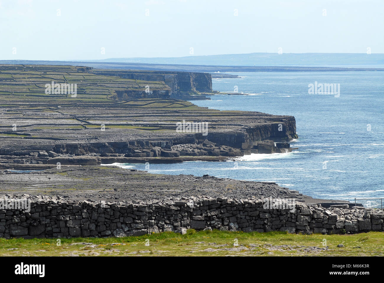 Klippen im eisenzeitlichen Fort von Dœn Aonghasa auf der Insel Inis Mór, Aran-Inseln, Co Galway, Irland Stockfoto