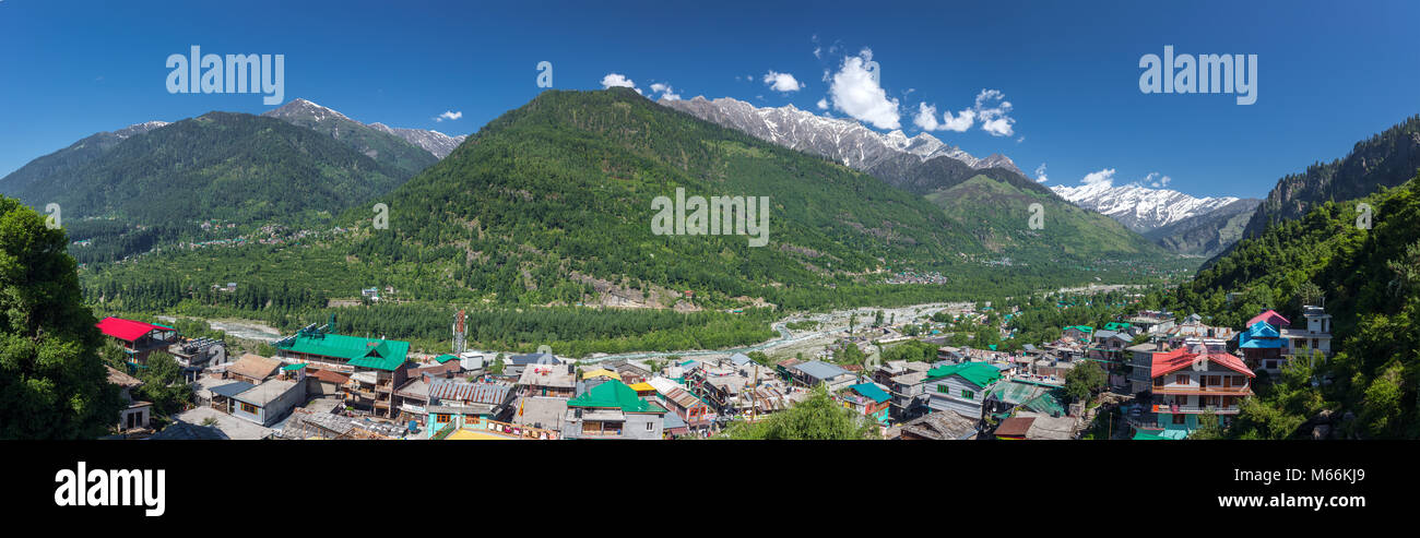 Panorama von Vashisht Dorf und Kullu Tal, Indien. Stockfoto