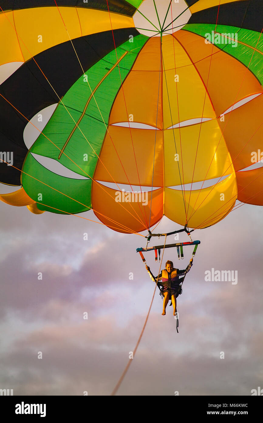 Parasailing über weiße Strand von Puerto Galers auf orientalische Insel Mindoro auf den Philippinen, in Souteast Asien. Stockfoto