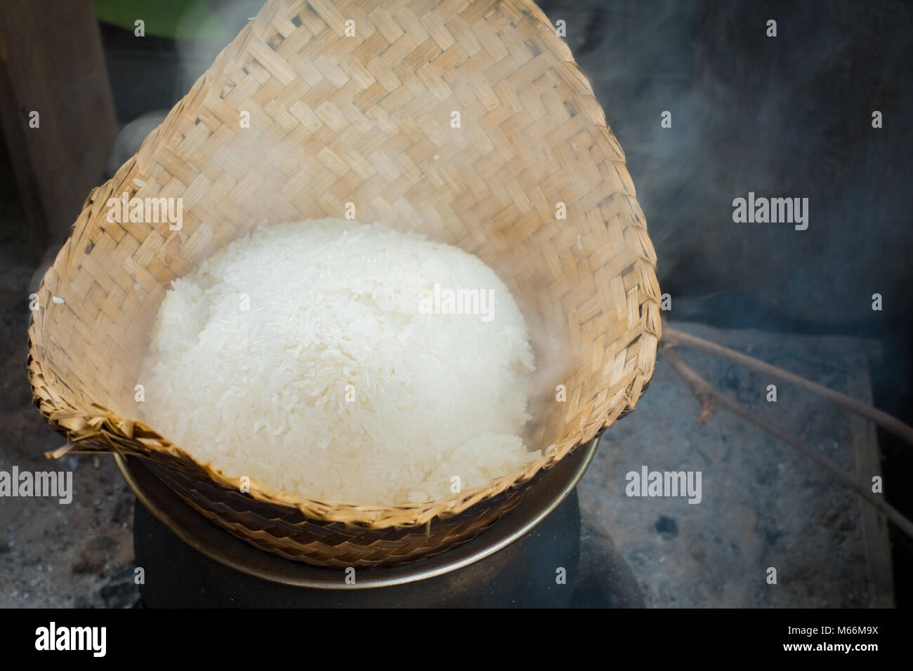 Die laotische Klebriger Reis (genannt "Khao niaow") ist geduldig, gedämpft vor seiner Köstlichkeit freigegeben werden kann. Die lebenden Land Bauernhof in Luang Pr Stockfoto