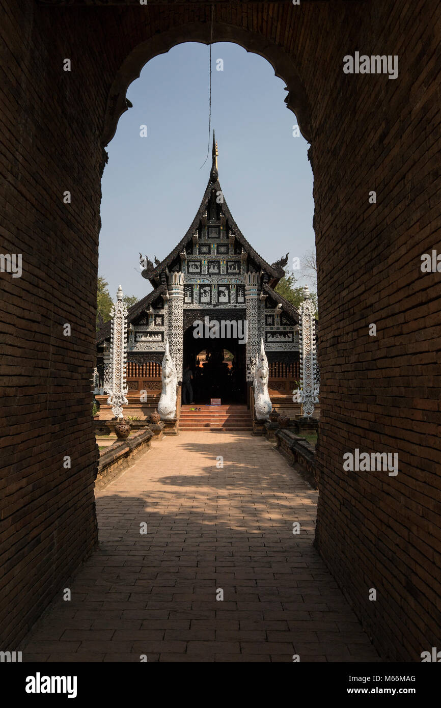 Wat Lok Moli ist ein Tempel in Chiang Mai, mit einem 14. Jahrhundert chedi mit Bäumen und Büschen herauswächst, und eine beeindruckende Gebetsraum. Nur Stockfoto