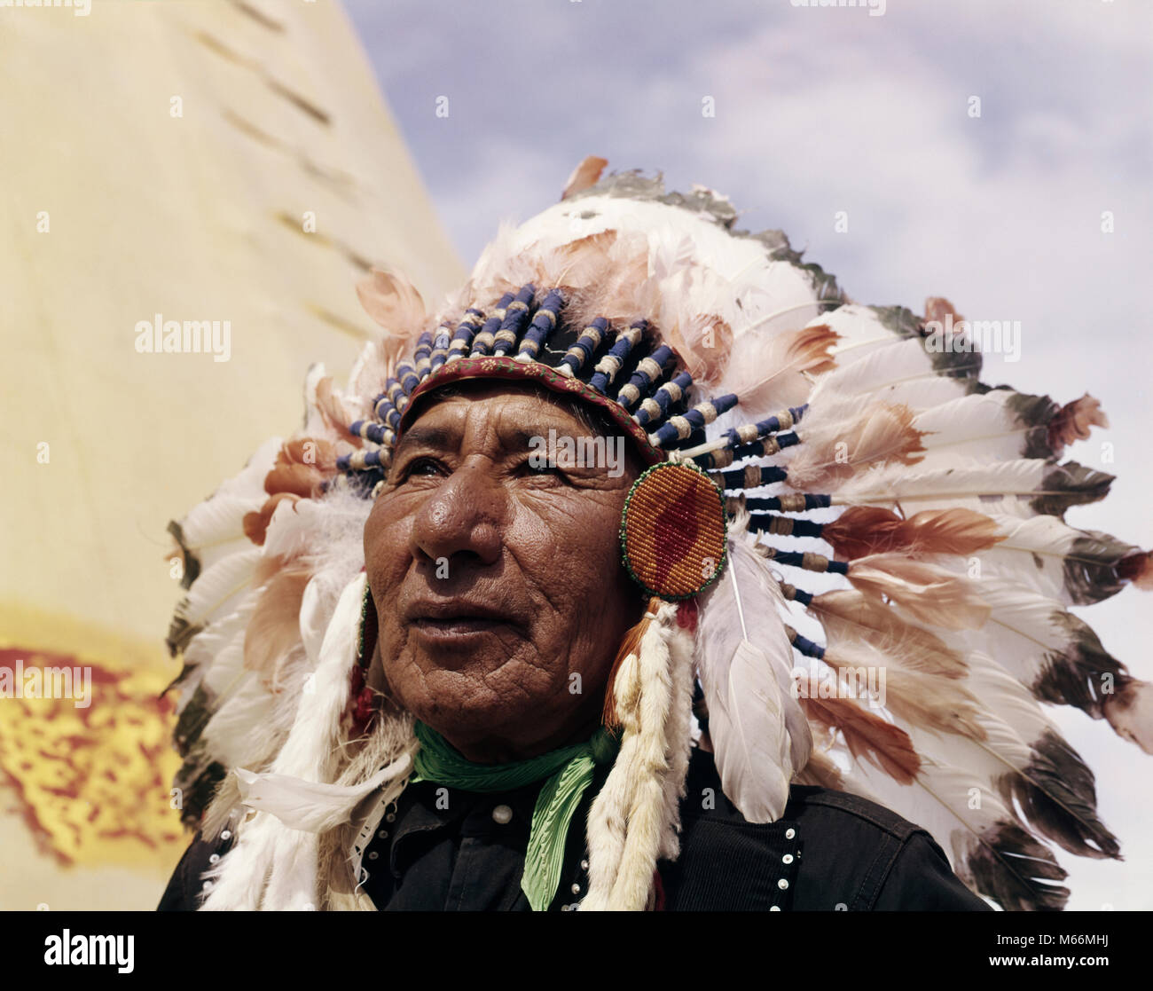 1960 Native American Indian MANN CHIEF GULL TRAGEN FEDERHAUBE MORLEY STONEY SIOUX FIRST NATIONS RESERVIERUNG ALBERTA KANADA - ki 455 CRS 001 HARS KOPF UND SCHULTERN ALTE STÄRKE WEISHEIT KANADISCHEN CHIEF FÜHRUNG mächtig stolz BEHÖRDE ÄLTESTEN 70 s nach STONEY WAR BONNET CLOSE-UP-KULTUR KOPFSCHMUCK RESERVIERUNG NATIVE AMERICAN ÄLTERER Mann 80-PLUS nach GEFIEDERTE MÄNNCHEN INDIANER HÄUPTLING ERSTE NATIONEN GULL INDIGENEN MORLEY BERUFE ALTMODISCHE PERSONEN Stockfoto