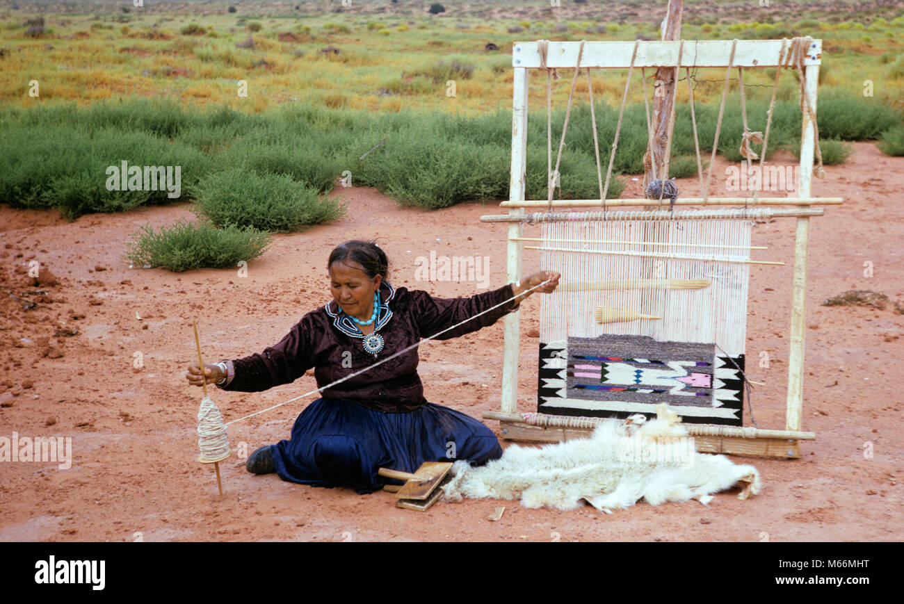 1980 s Navajo Indianer FRAU WEBEREI Kardieren und Spinnen von Wolle Navajo Nation Monument Valley Arizona und Utah USA-ki 5531 LAN001 HARS KREATIVITÄT ARIZONA PHANTASIE NATIVE AMERICAN SOUTHWEST UT Utah Eingeborener Amerikaner Spinnen weben KUNST UND HANDWERK AZ BERUFE PERSONEN SÜDWESTLICHEN WEBER Stockfoto